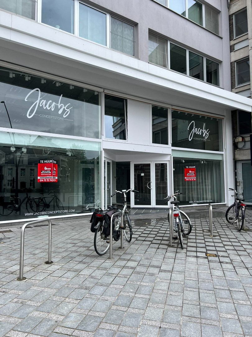 Ruim handelspand (+/- 400m²) te huur gelegen op TOPLOCATIE in Geel! 