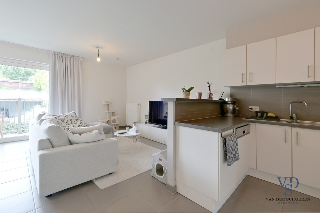 Modern appartement in hartje Dikkelvenne 