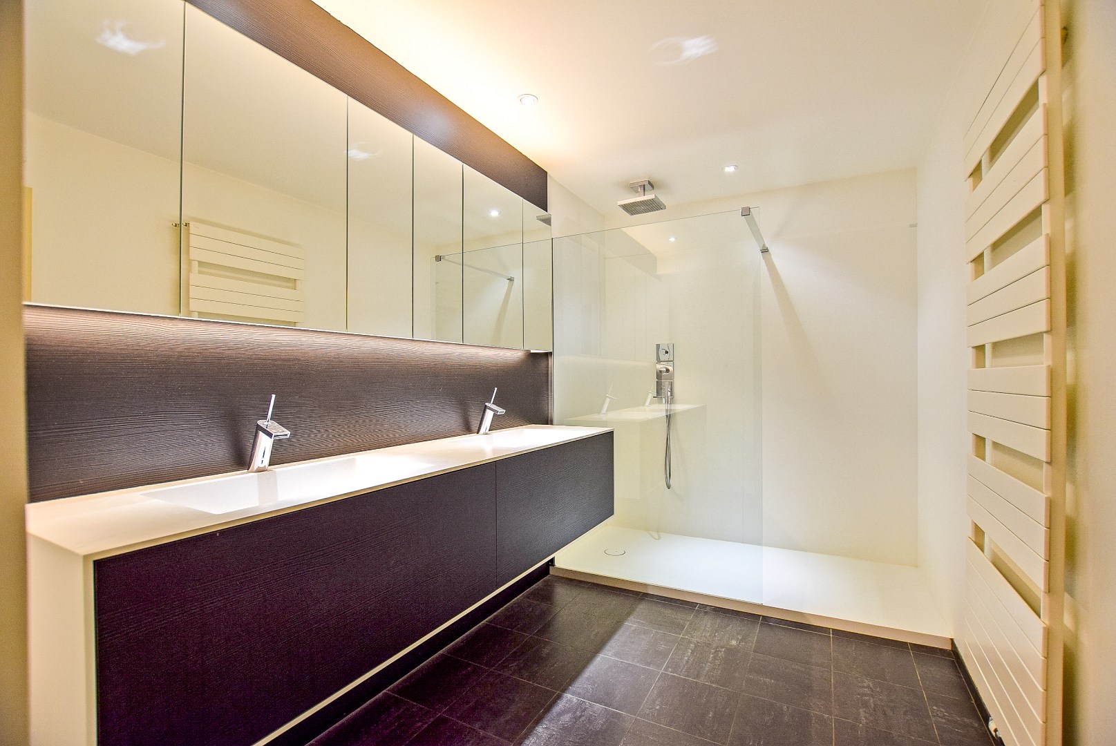 Kwalitatief afgewerkte woning met handelsruimte (536m² bewoonbaar) op een toplocatie. 