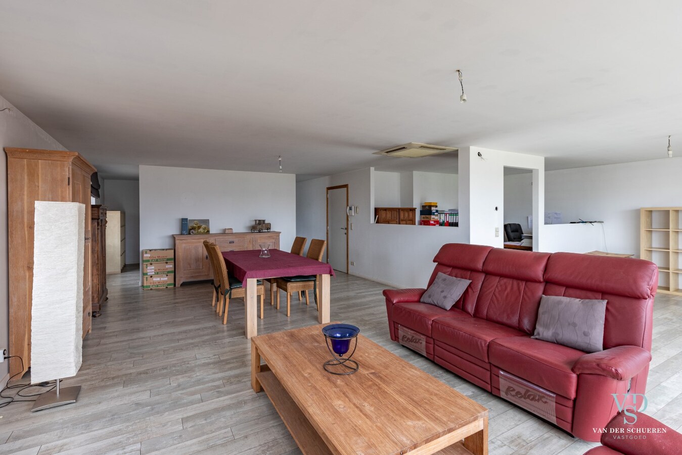 Handelspand mét woongelegenheid op commerciële locatie 