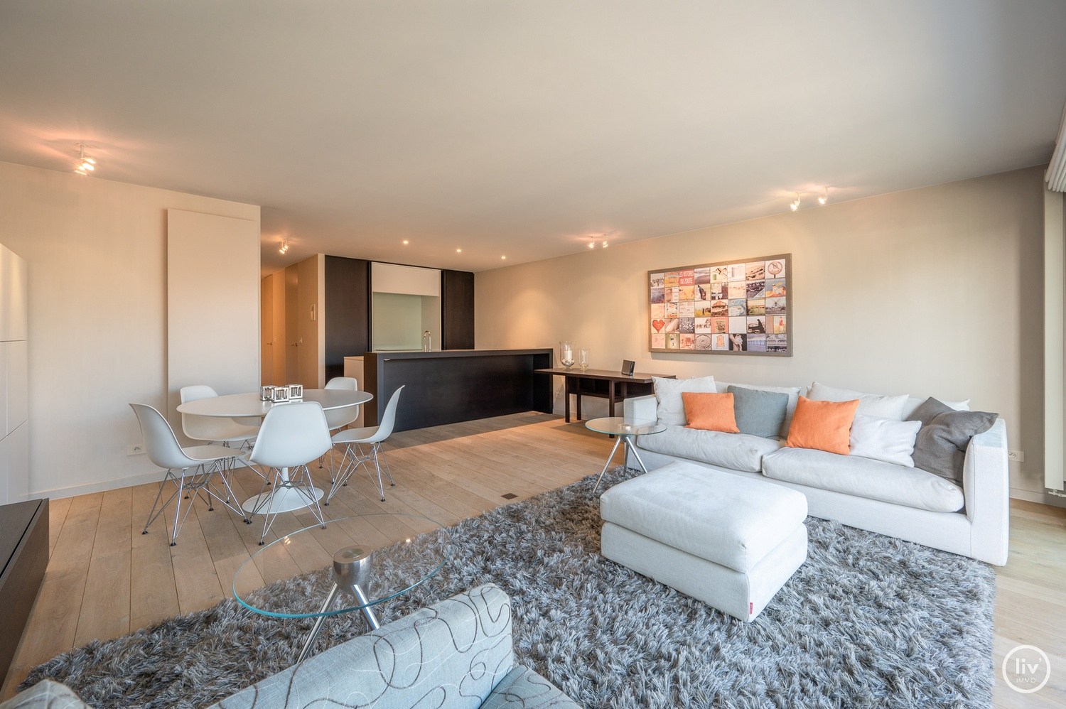Meublé - Appartement récemment rénové et fini avec des matériaux de haute qualité comprenant 2 chambres à coucher et une largeur de façade de 6 mètres, idéalement situé à proximité de l'avenue Dumorti 