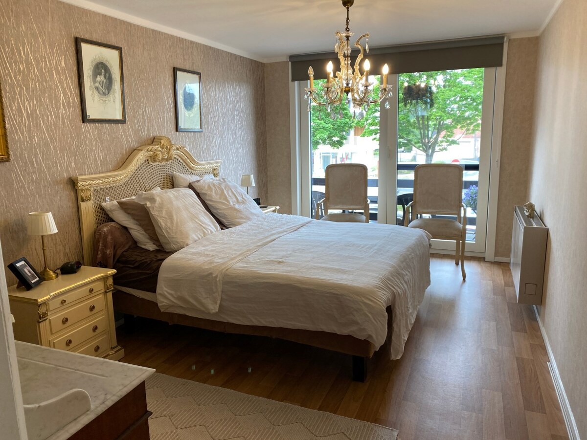 Ruim en lichtrijk appartement. 