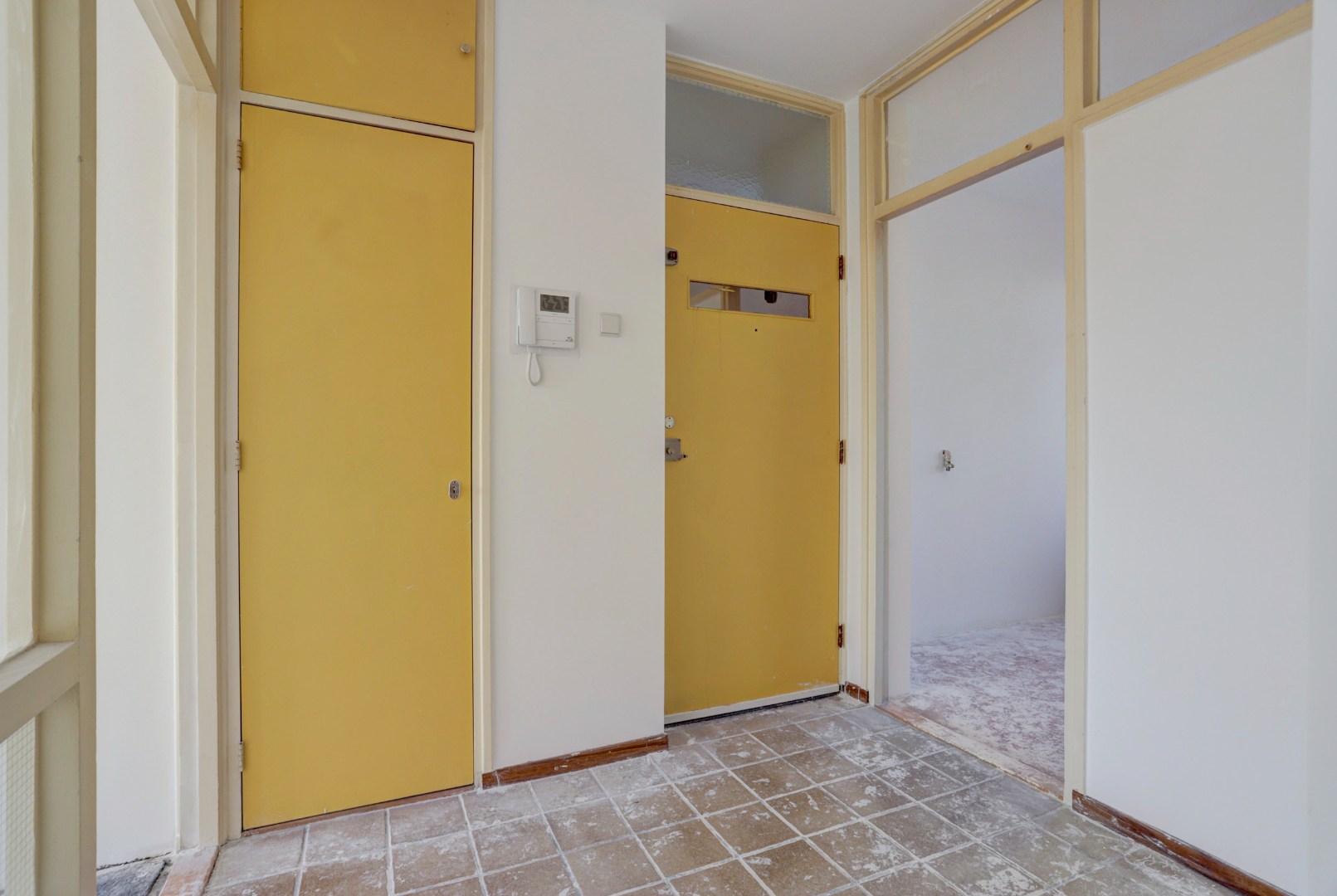 Dit 3 (voorheen 4) kamer appartement is helemaal naar eigen smaak te realiseren met 2 slaapkamers (3e slaapkamer is gemakkelijk te realiseren), 3 balkons, berging in de onderbouw en gelegen op eigen g 