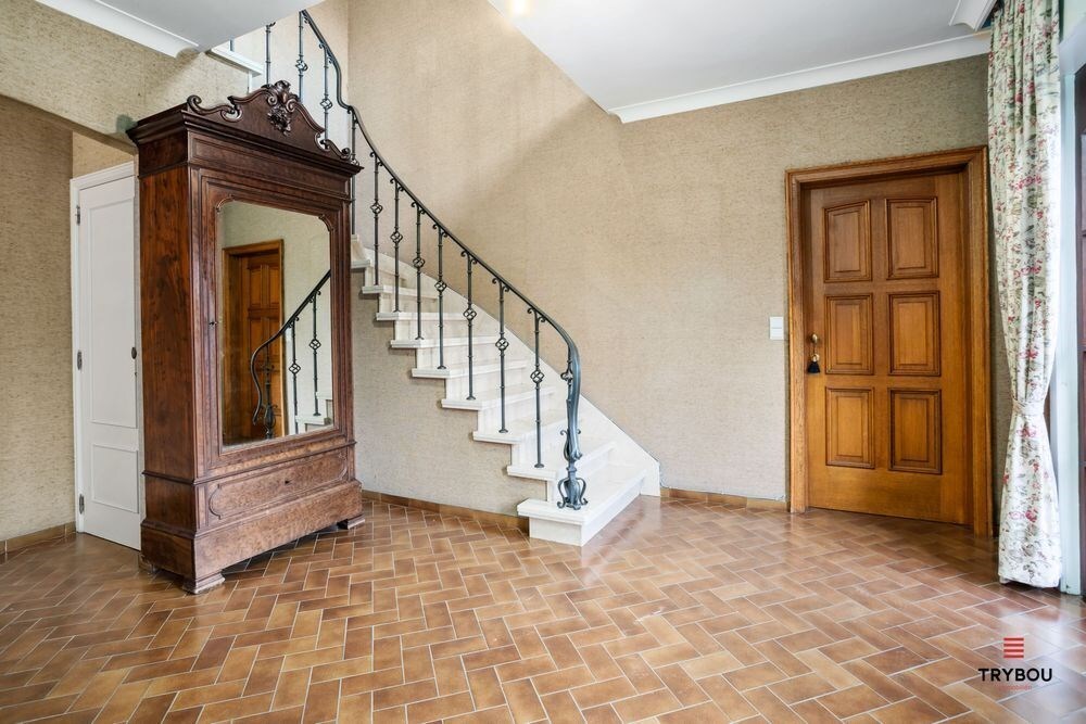 Ruime karaktervolle villa met 3 garages op 1099m² 