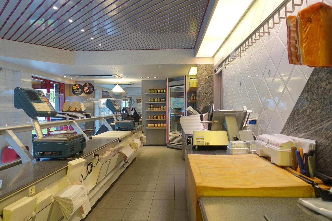 Uitstekend gelegen handelspand met woonst 