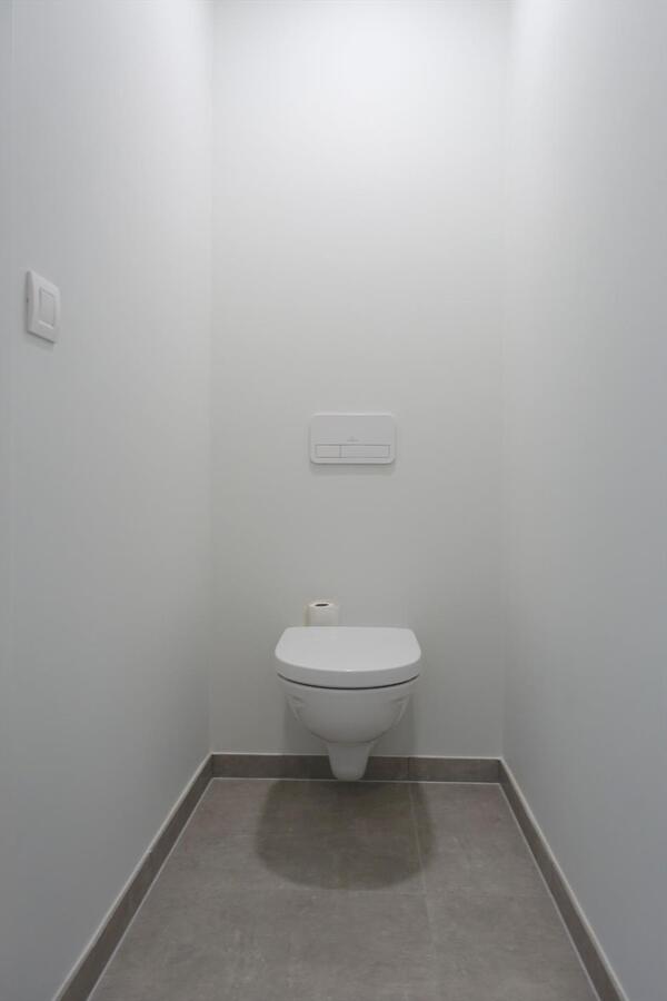 Halfopen nieuwbouwwoning in pastoriestijl 