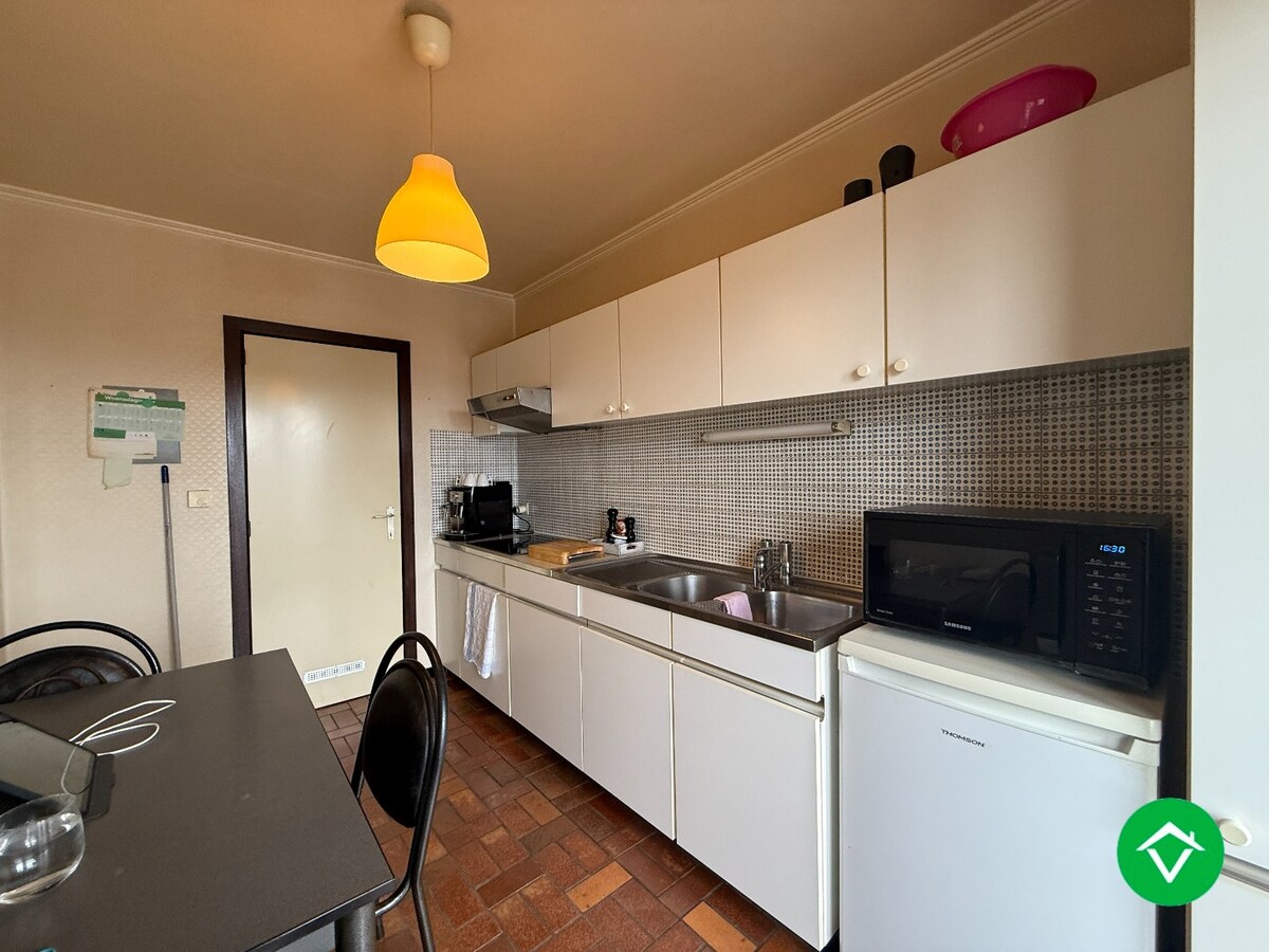 Appartement met twee slaapkamers, terras en autostaanplaats te Roeselare 