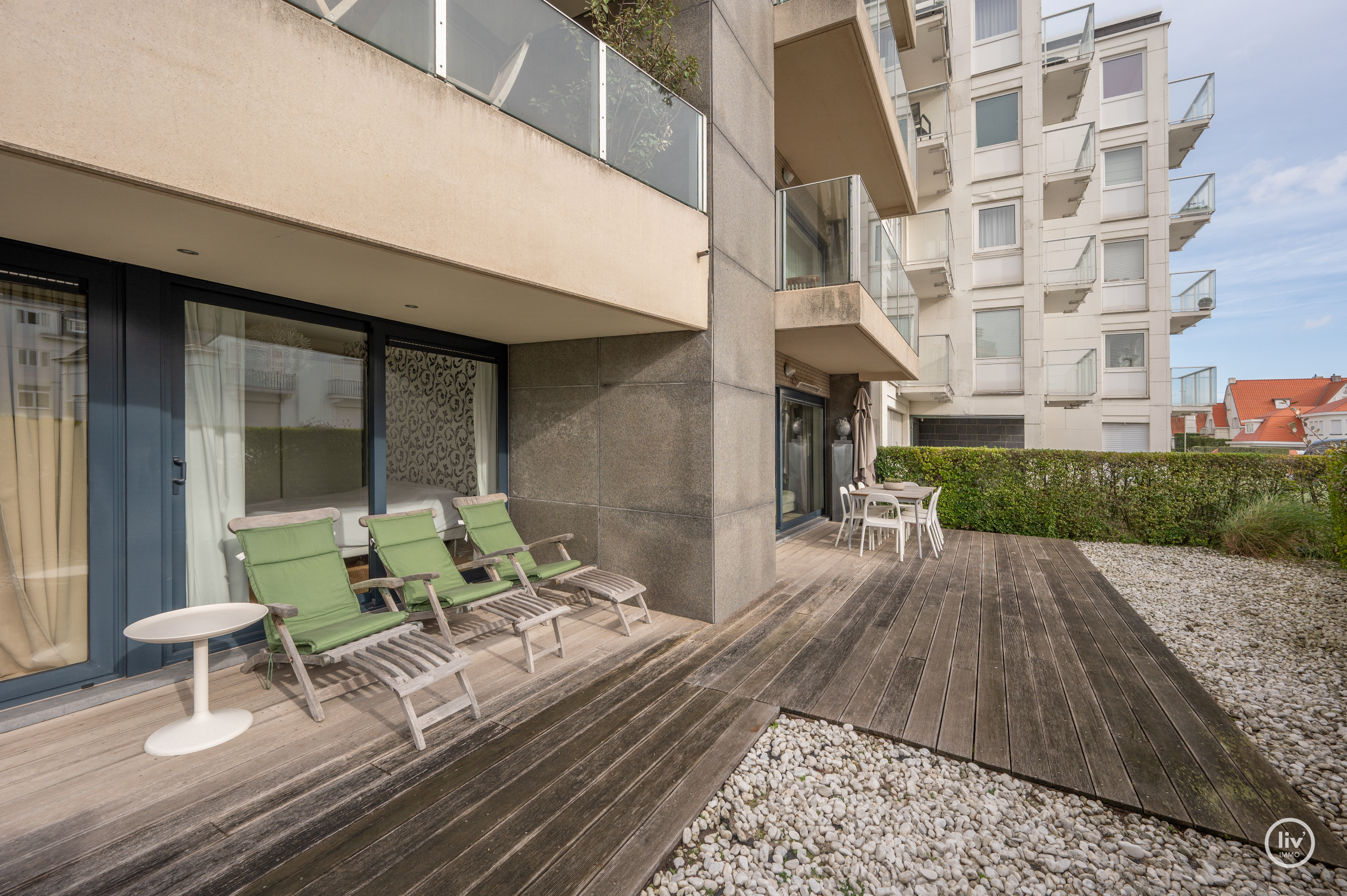 Zeer ruim en zonnig gelijkvloersappartement met 3 slaapkamers, groot zonneterras en mogelijkheid tot aankoop van ruime garage. 