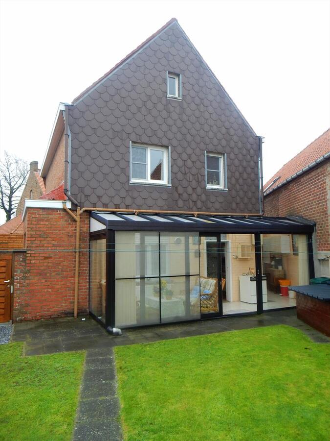 Op te frissen woning met 3 slaapkamers 