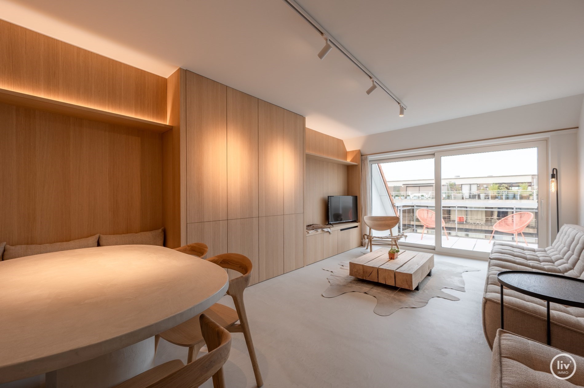 Superbe appartement en duplex magnifiquement rénové avec une spacieuse terrasse orientée vers l'ouest, situé sur la Lippenslaan à Knokke. 
