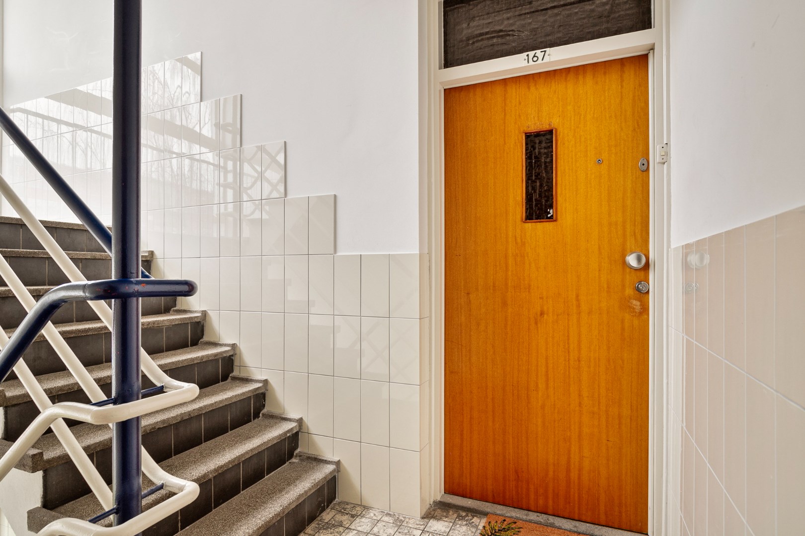 Instapklaar 3 kamer appartement op de 1e verdieping met keurige keuken en badkamer, balkon op het zuidoosten, berging in de onderbouw en gelegen op eigen grond. 