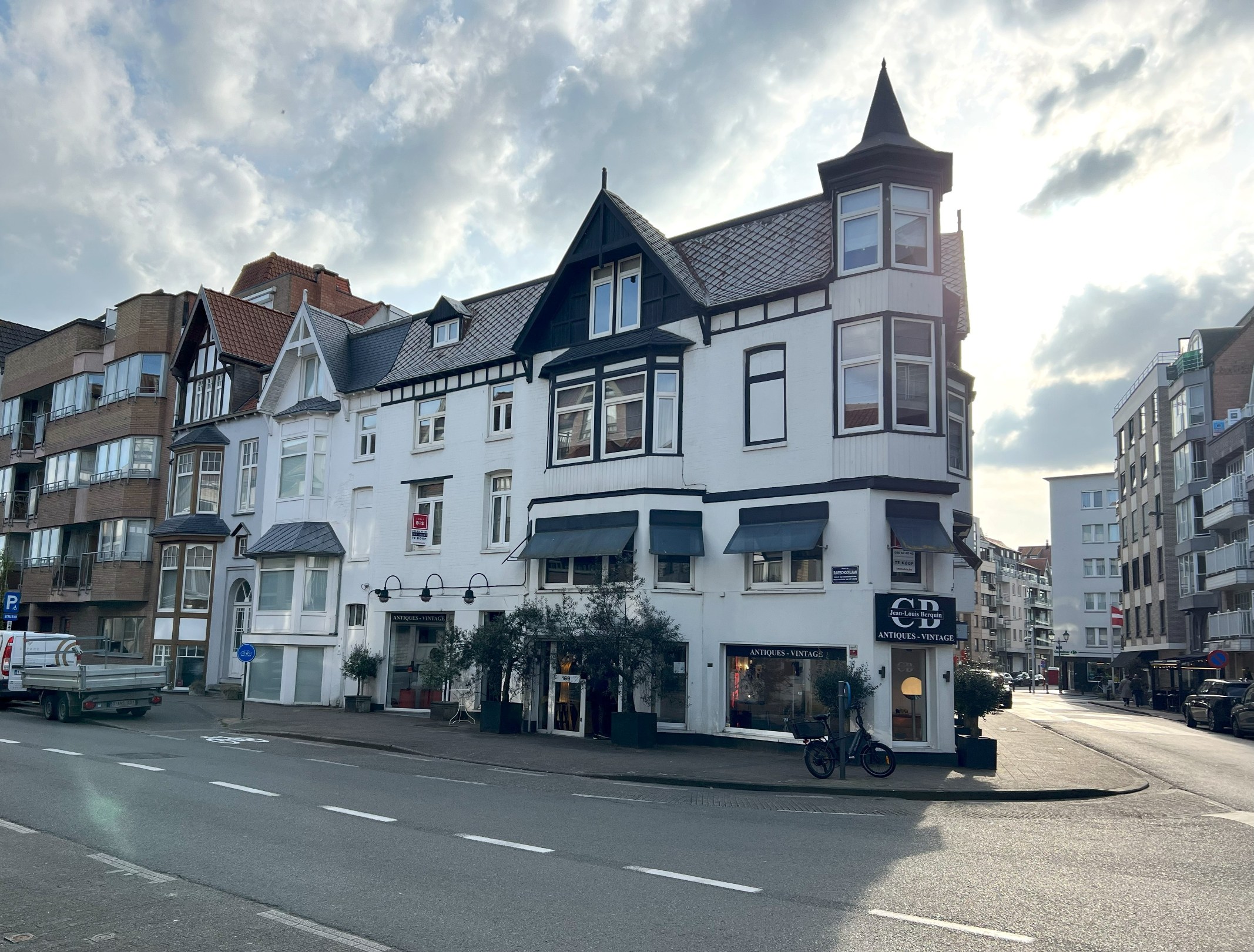 Multifunctioneel hoekpand met commerciele gelijkvloers en 2 wooneenheden te Knokke 