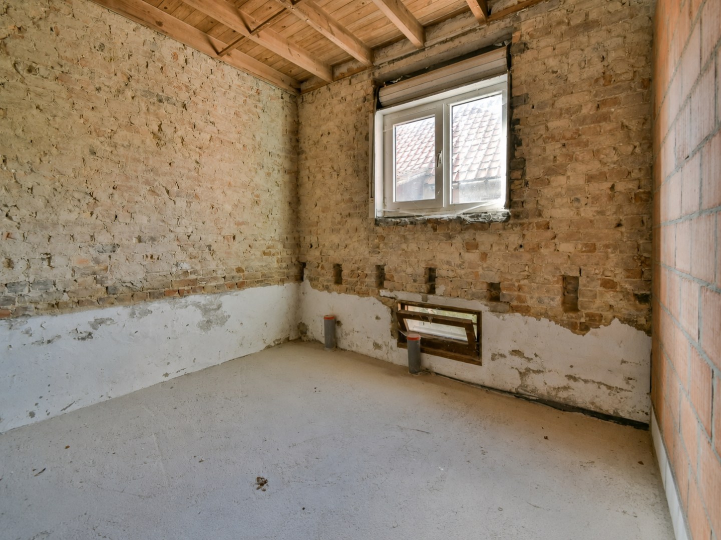 Ruwbouwwoning met tal van mogelijkheden in rustige ligging te Kortemark! 