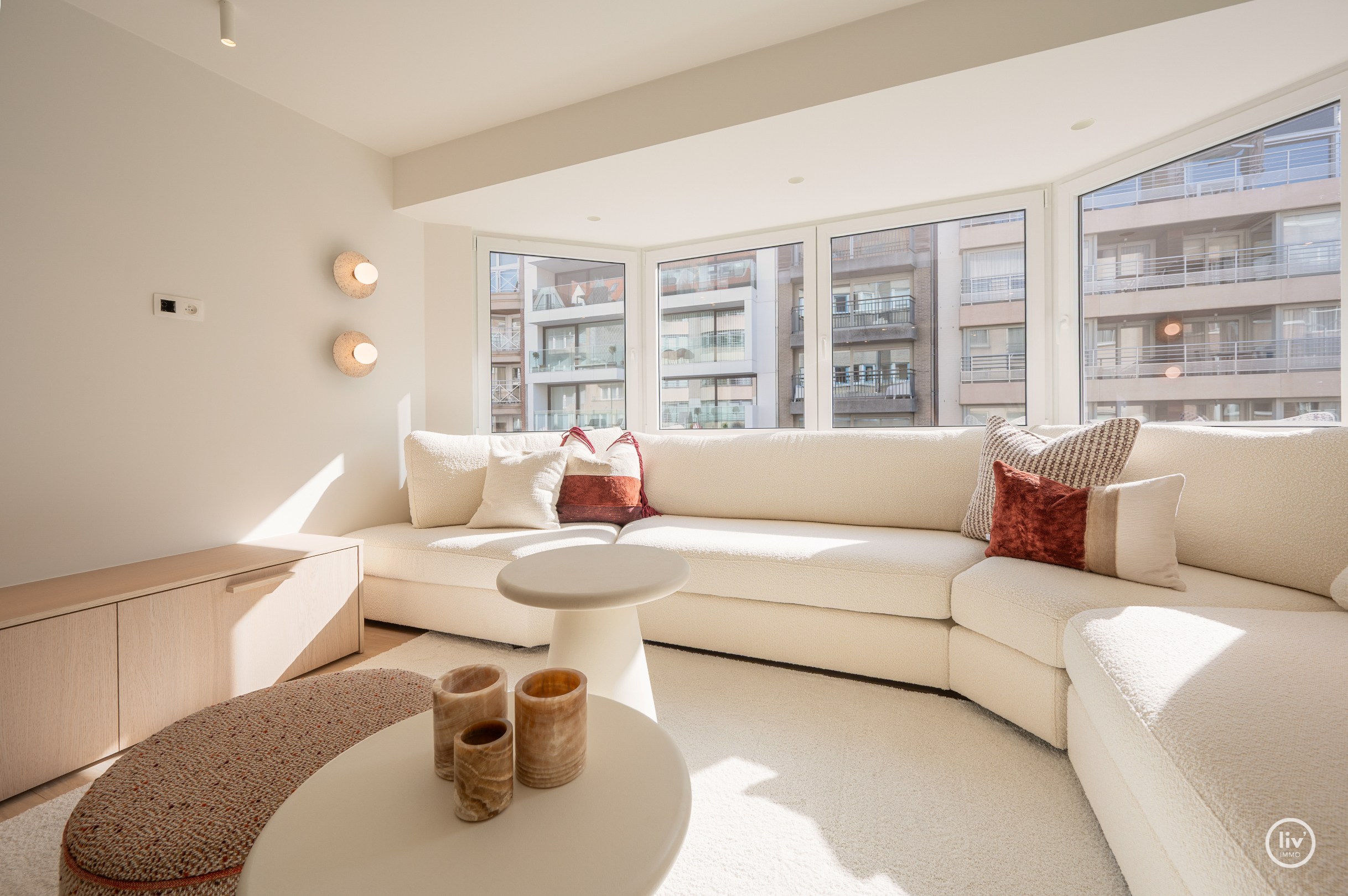 Appartement de luxe entièrement rénové de 3 chambres situé sur l'avenue Parmentier, à proximité de la digue. 