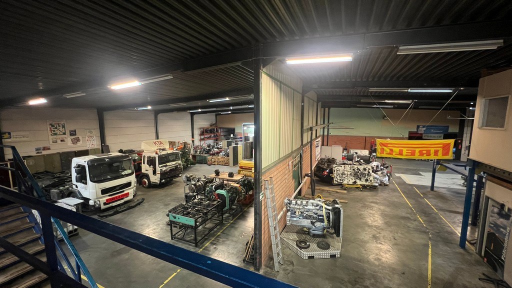 Magazijn met kantoren te huur in Industriepark Drongen