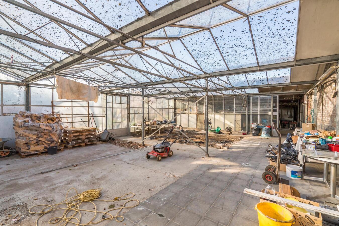 Residentieel gelegen karakterwoning op ruim perceel van 1886 m². 