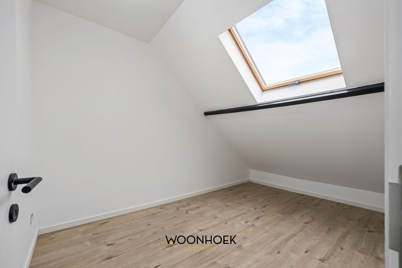 Gerenoveerde, 6-slpk woning, zonnige tuin en 2 bdkms te Sint-Niklaas! 