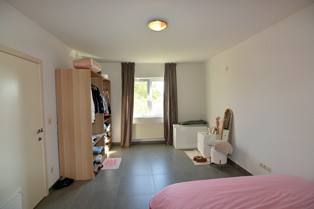 Appartement (104 m²) met 2 slpks, garage en kelderberging. 