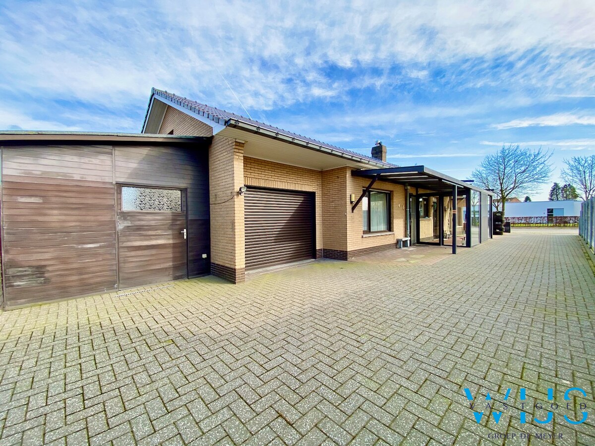 Ruime bungalow op een ideale locatie te Ertvelde ! 
