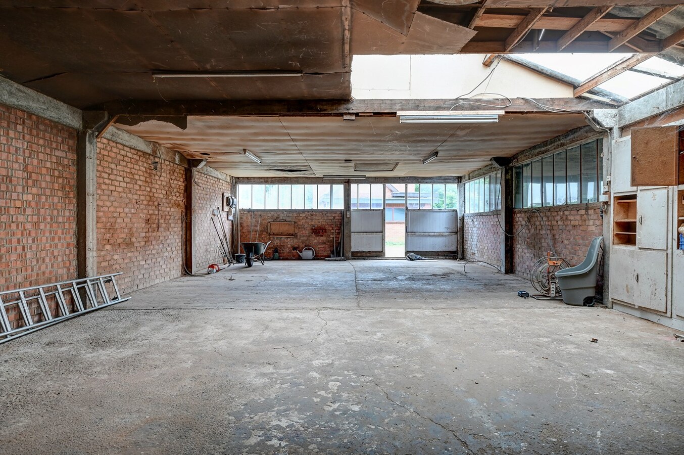 Ruime woning met werkplaats op een perceel van circa 30 are 