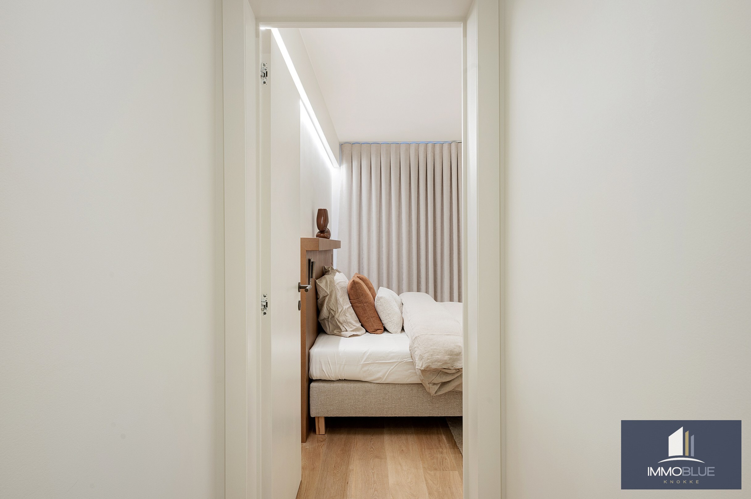 Uitzonderlijk hoekappartement, gelegen in de Zoutelaan, met een gevelbreedte van ca. 16 meter en biedt een open uitzicht op de Lippenslaan. 