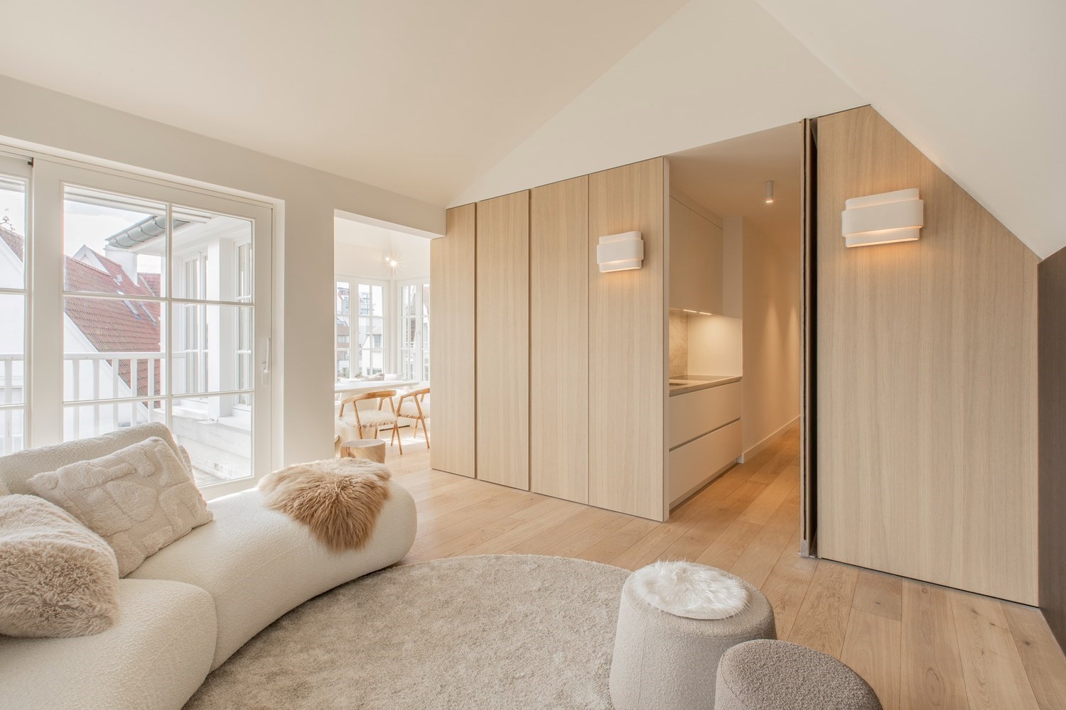 Lichtrijk penthouse appartement met aangename zonneterrassen op amper 50m wandelafstand van de Zeedijk-Albertstrand. 