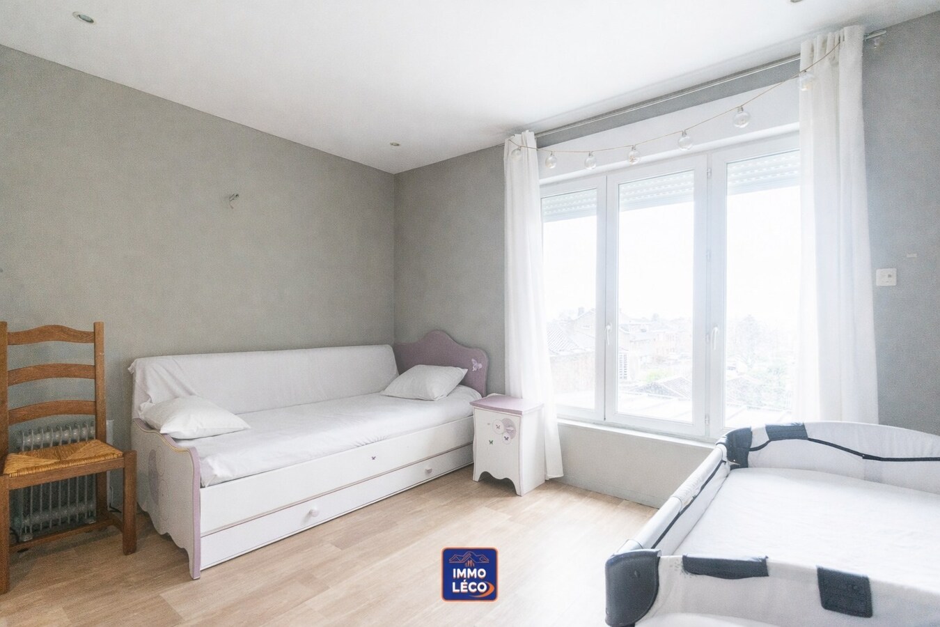 Maison rénovée avec jardin, dans une rue calme et appréciée. 