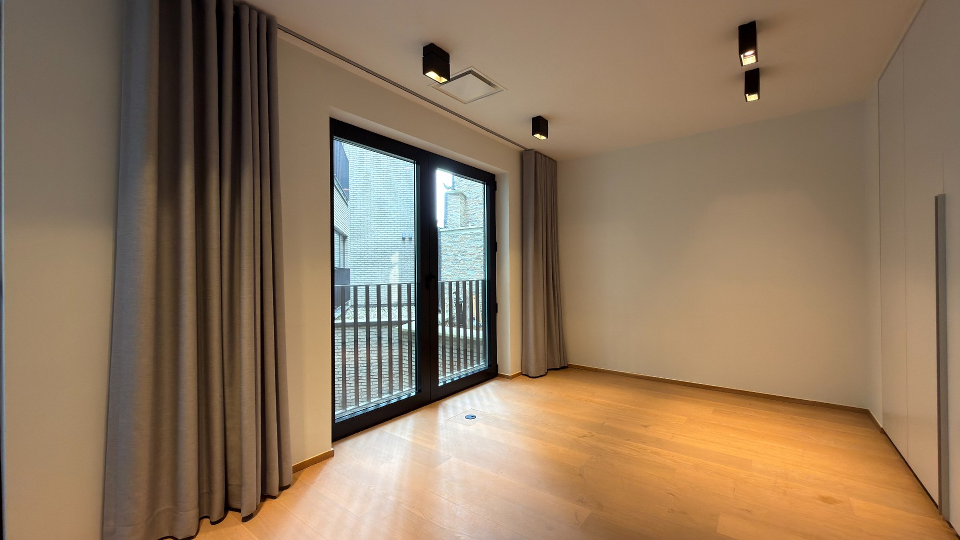 Strak ingerichte kantoorduplex te huur langs Singel in Antwerpen