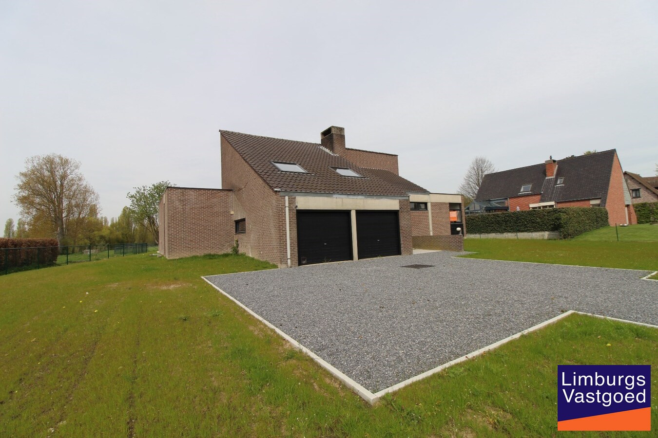 Ruime villa, 308m², 4 slpk, uitzicht op velden, 19a49ca 