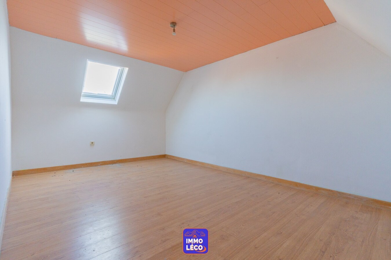 Maison avec jardin, située dans une rue calme. 