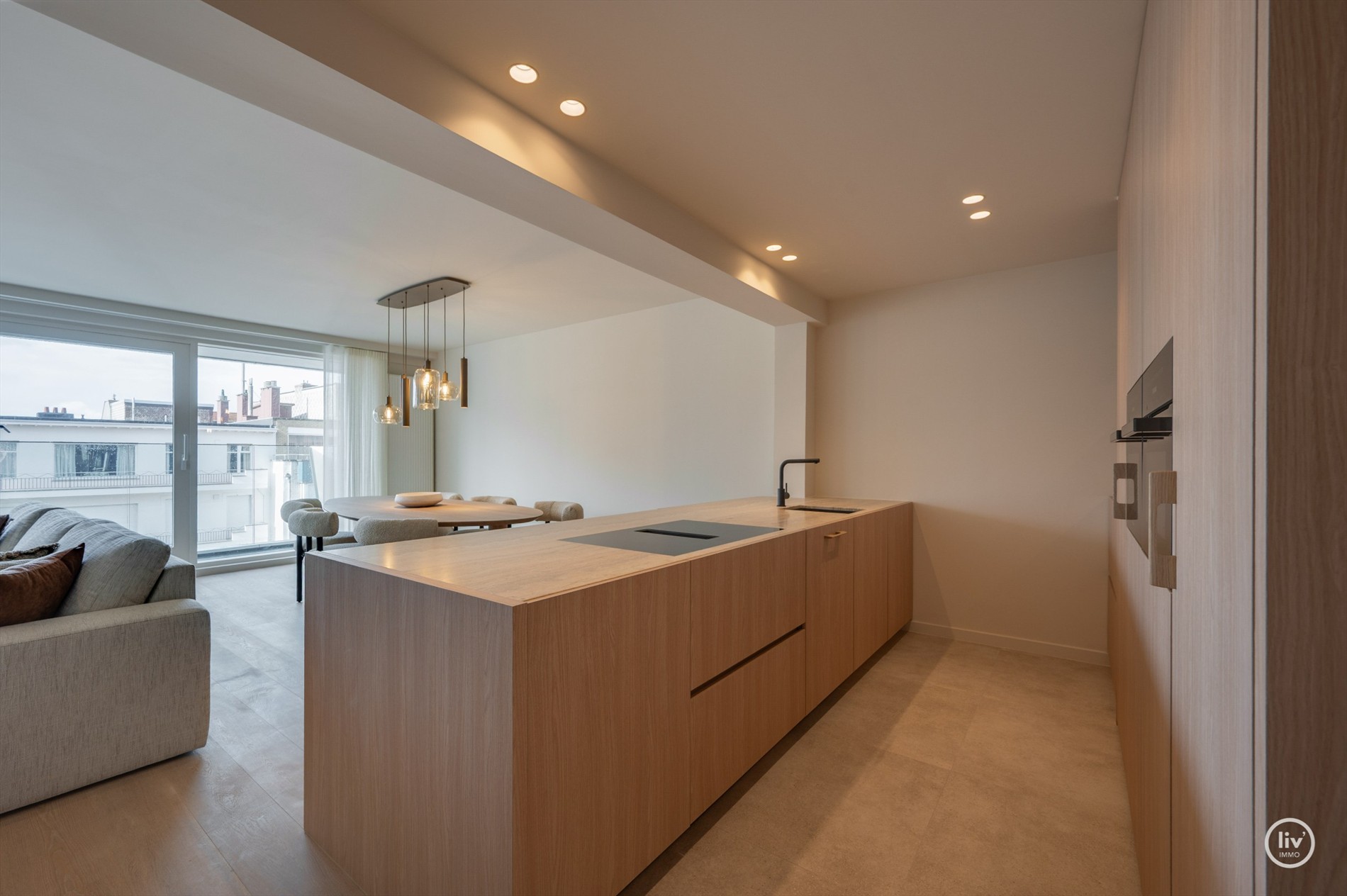 OPENDEURDAG te Zaterdag 31/10 te Lippenslaan 166 (tussen 11u en 13u): Luxueus volledig gerenoveerd 3 slaapkamer appartement te Lippenslaan gelegen op wandelafstand van het Albertstrand. 