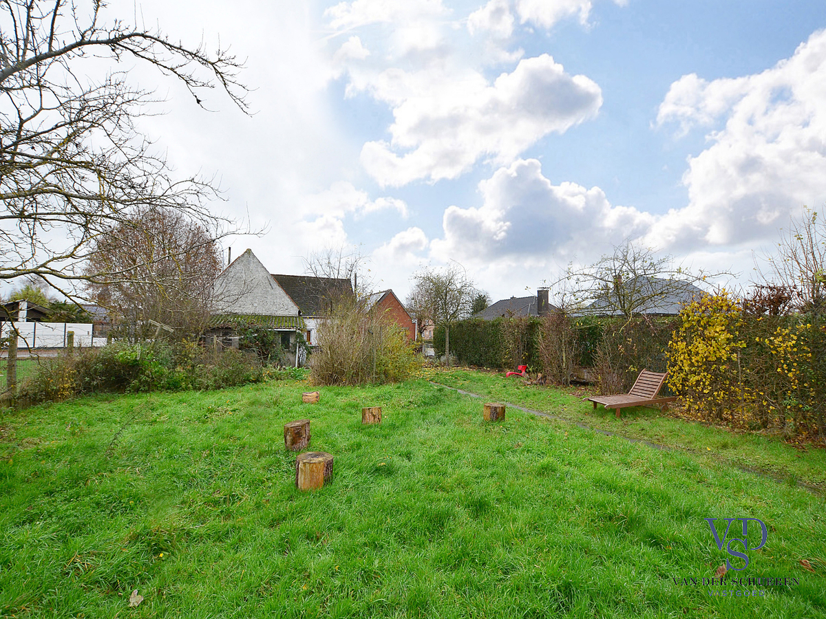 Karaktervolle, te renoveren woning (op bijna 900 m²). 