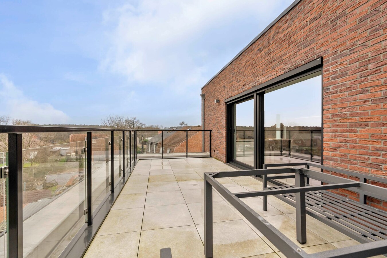 Recent duplex appartement met 2 slaapkamers en garage. 