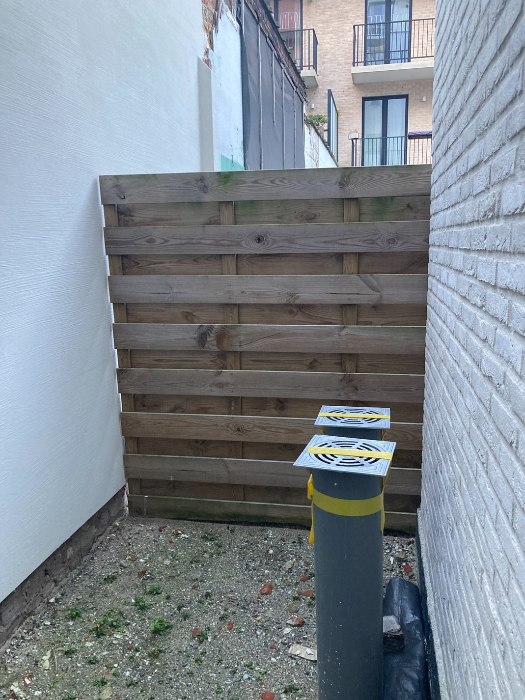 Local commercial avec mezzanine et beaucoup de luminosité situé dans une résidence neuve dans un emplacement de choix sur la Lippenslaan à Knokke. 