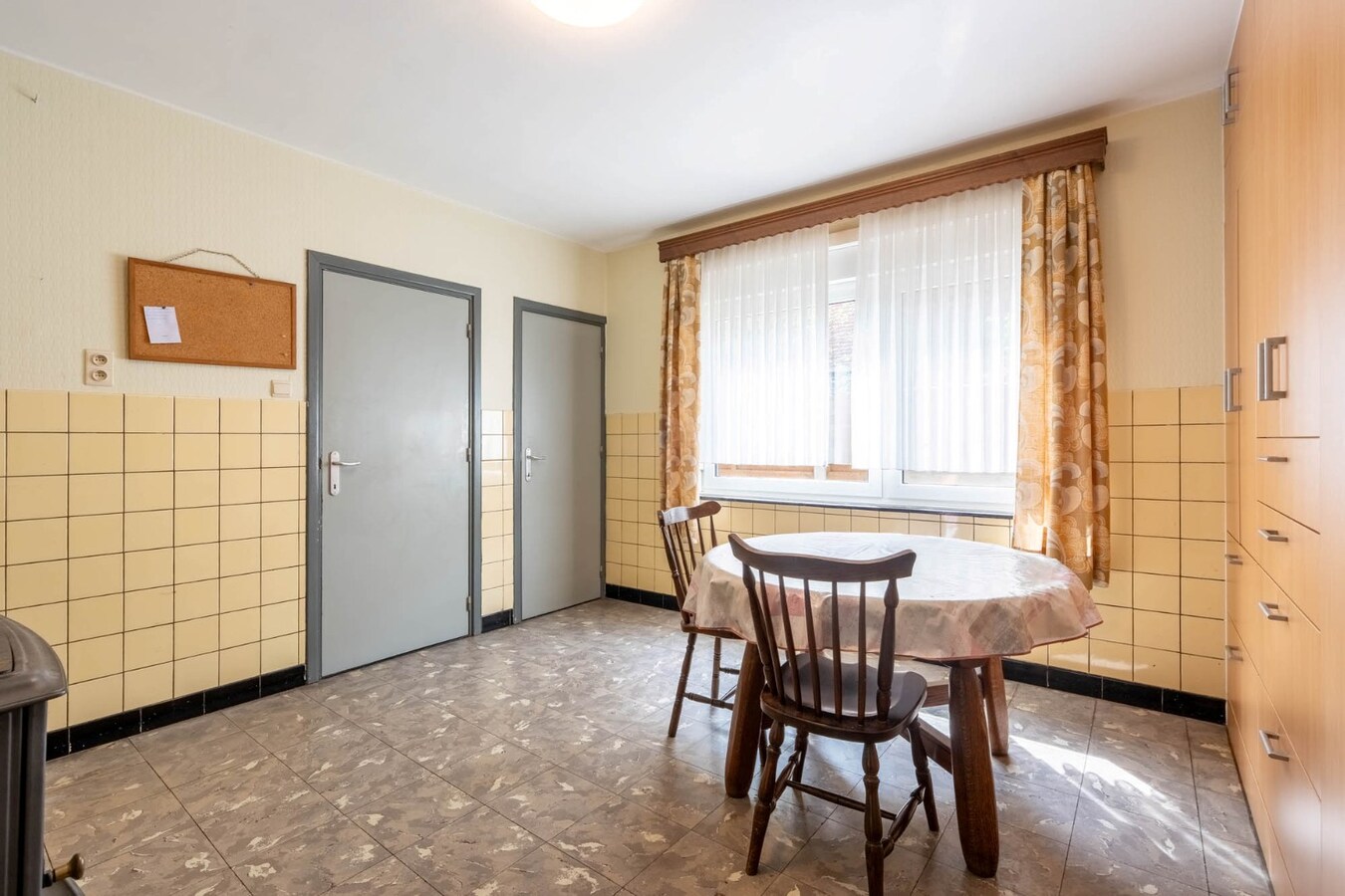 Charmante, te renoveren woning op een perceel van 9a14ca met ruime garage in achtertuin! 