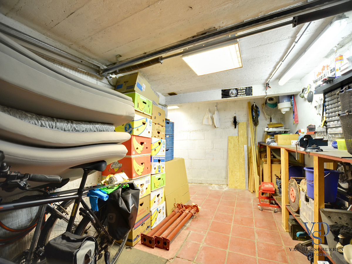 Ruime, degelijke bel-étage nabij Sint-Pieters-station. TOPPER !! 