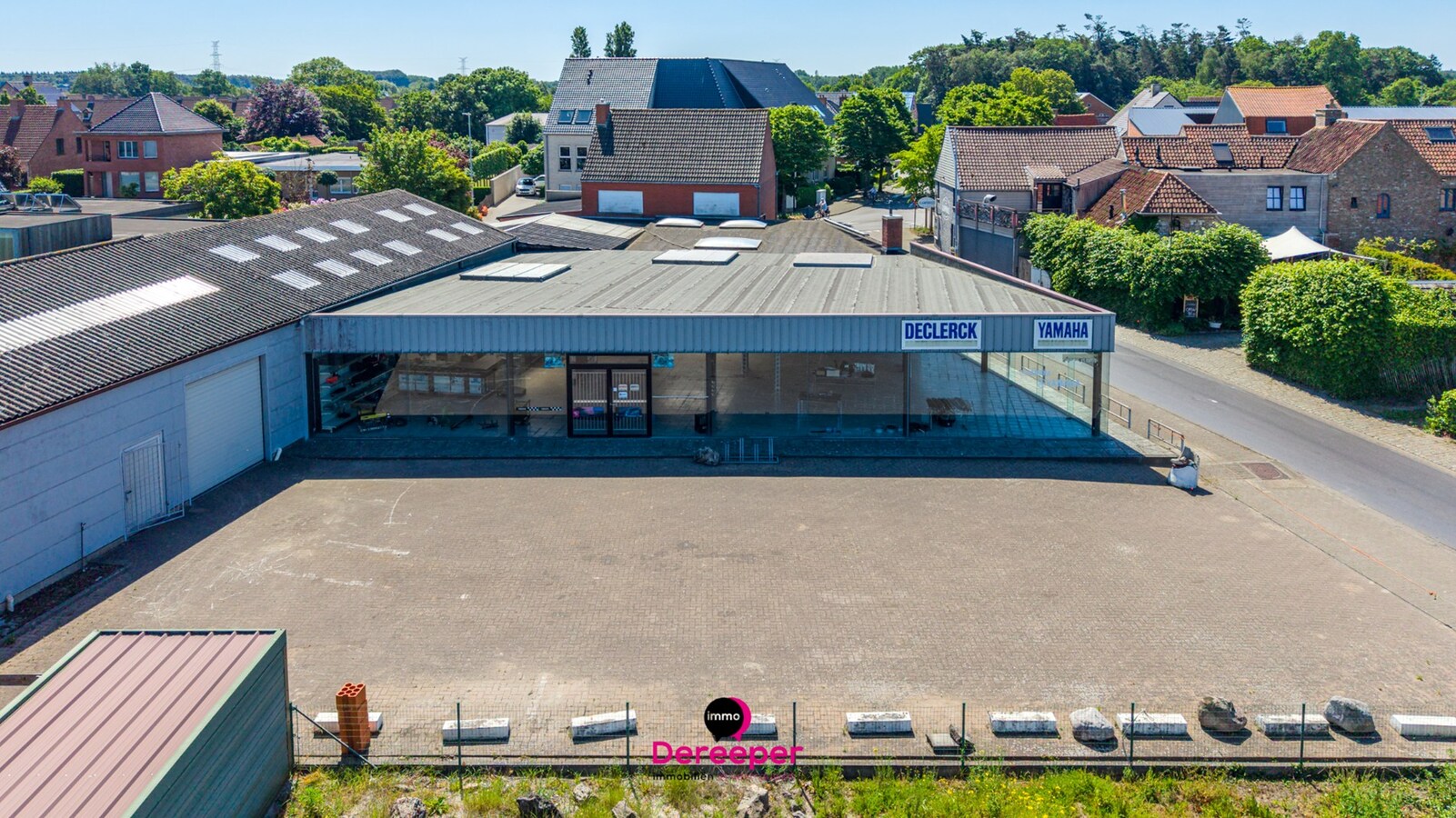 Karaktervolle woning met ruime bijgebouwen, showroom en atelier op een perceel van 2.084 m² 