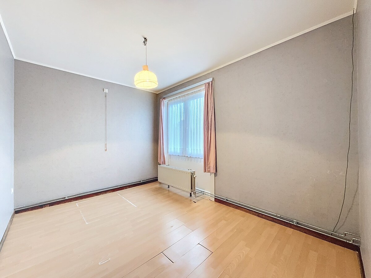 Op te frissen HOB met garage en tuin te Bijloke 