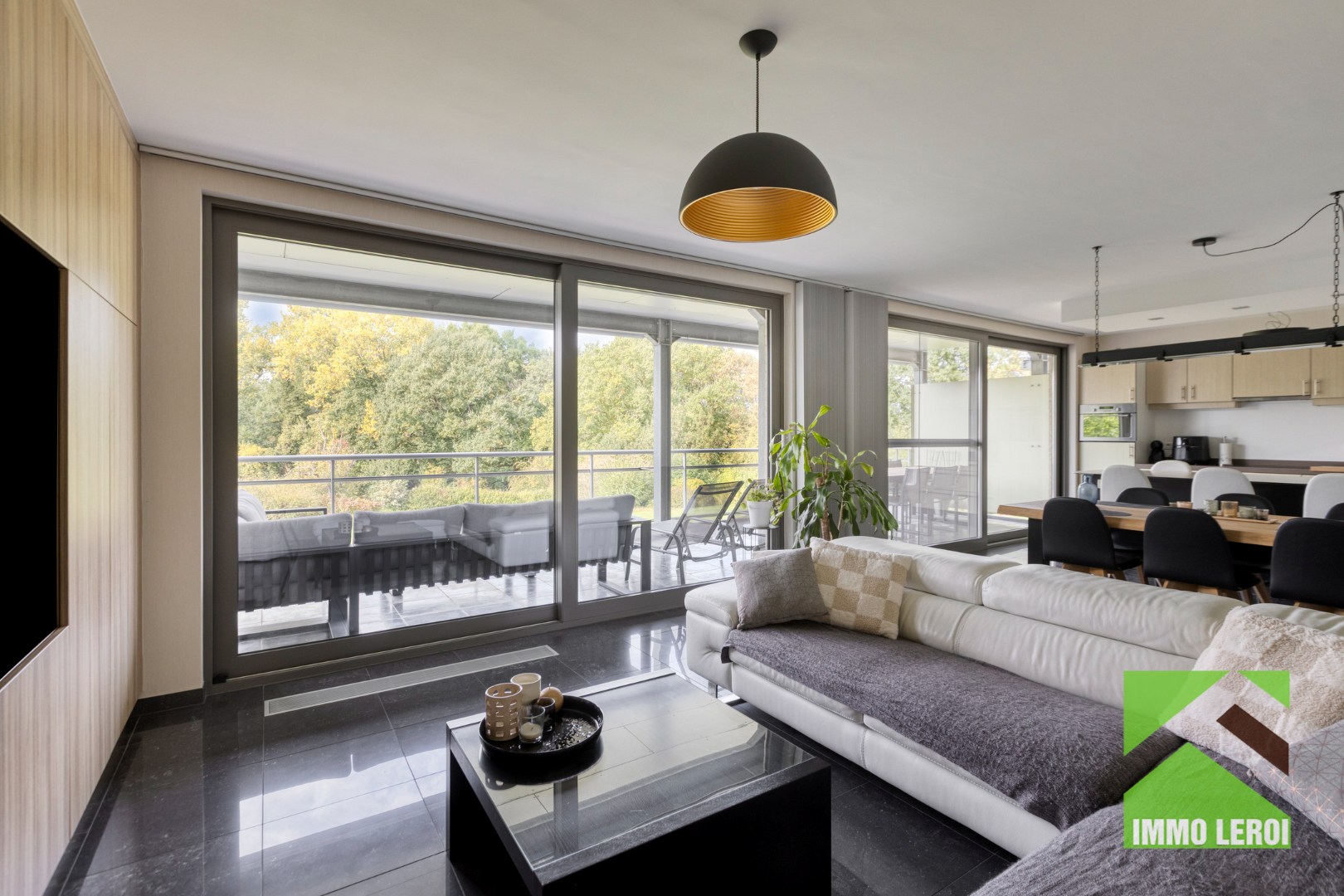 woonkamer met zicht op terras en tuin