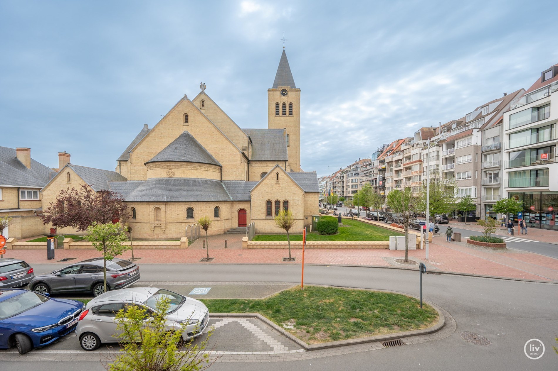 Magnifiek gerenoveerd appartement van 150 m² met open zicht op de Heilighartl kerk – Dumortierlaan, Knokke 