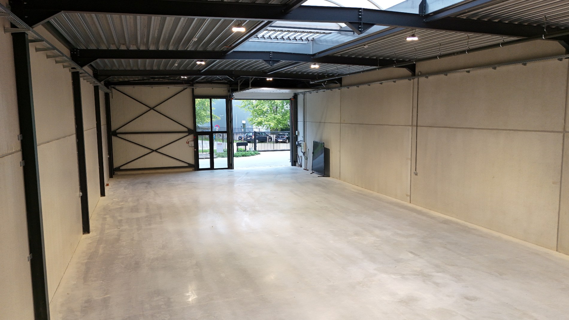 Ruimte loods met poort
