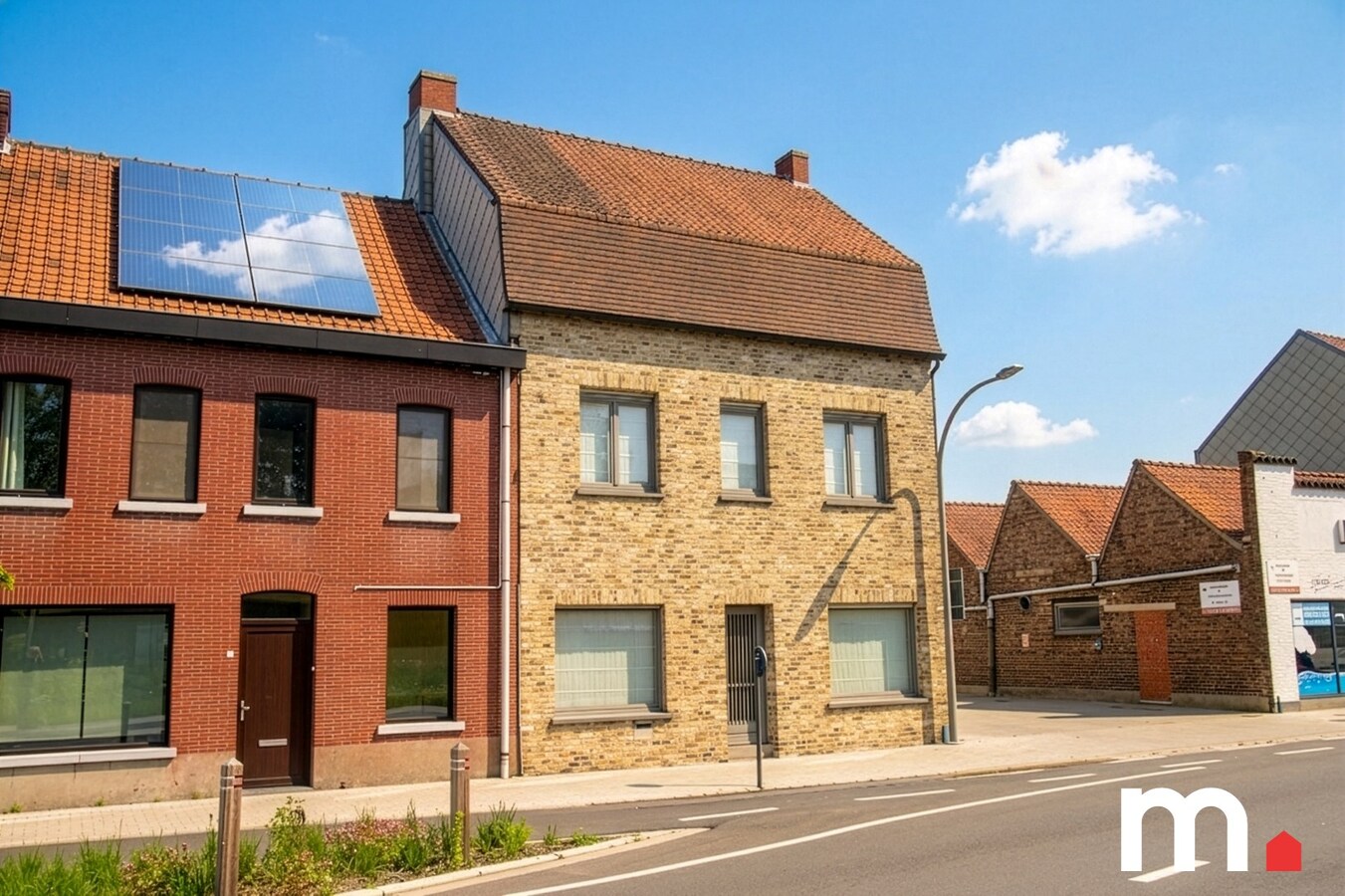 Centraal gelegen woning met privé parkeerplaats te koop in Heule ! 
