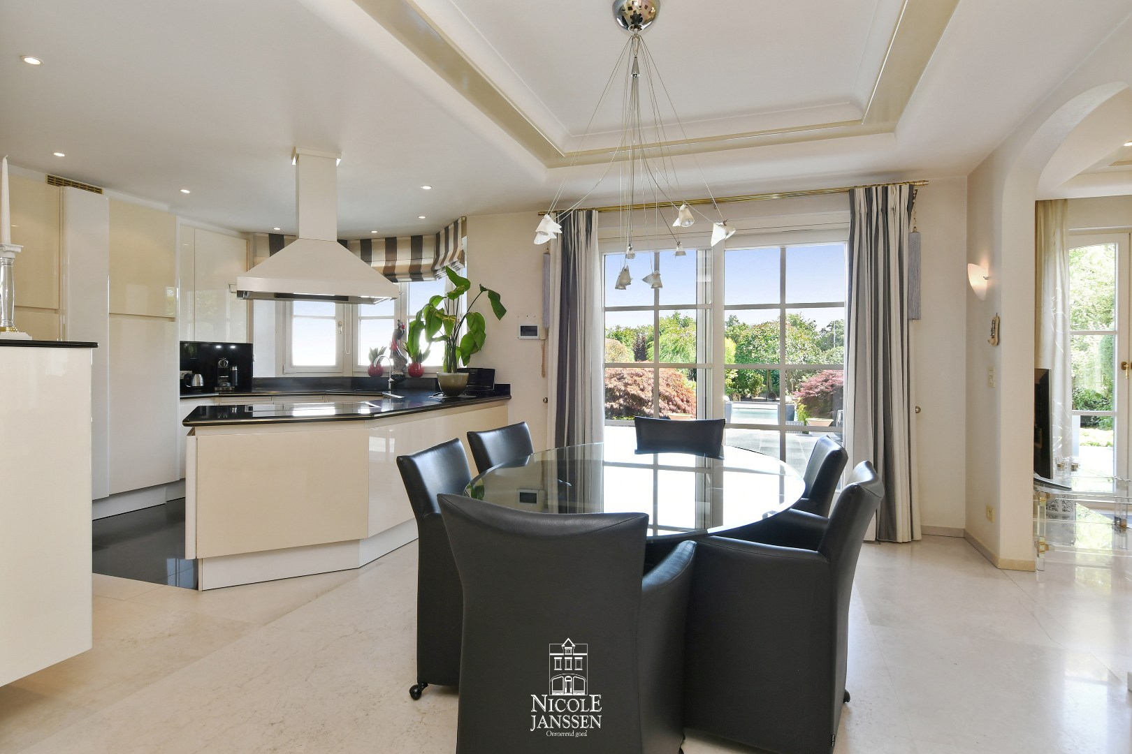 Keuken met toegang tot terras