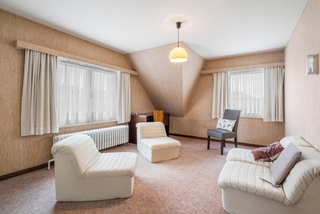 Woning met 5 slaapkamers op 832 m² in rustige straat te Oudenburg 