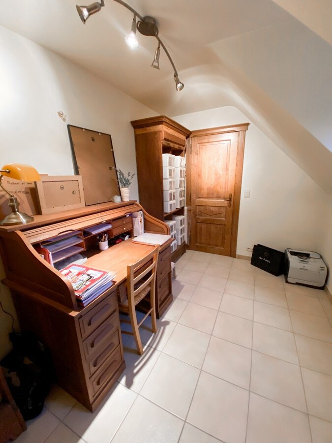 Vaste villa avec grand jardin et garage. 