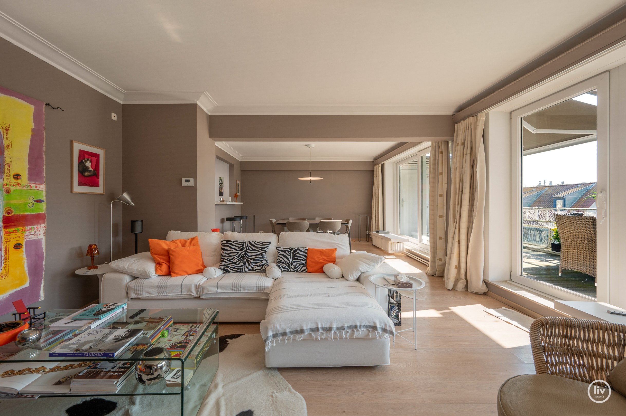Lichtrijk dakappartement op wandelafstand van de zeedijk-Albertstrand met mogelijkheid tot aankoop van een inpandige garagebox (gelijkvloers). 