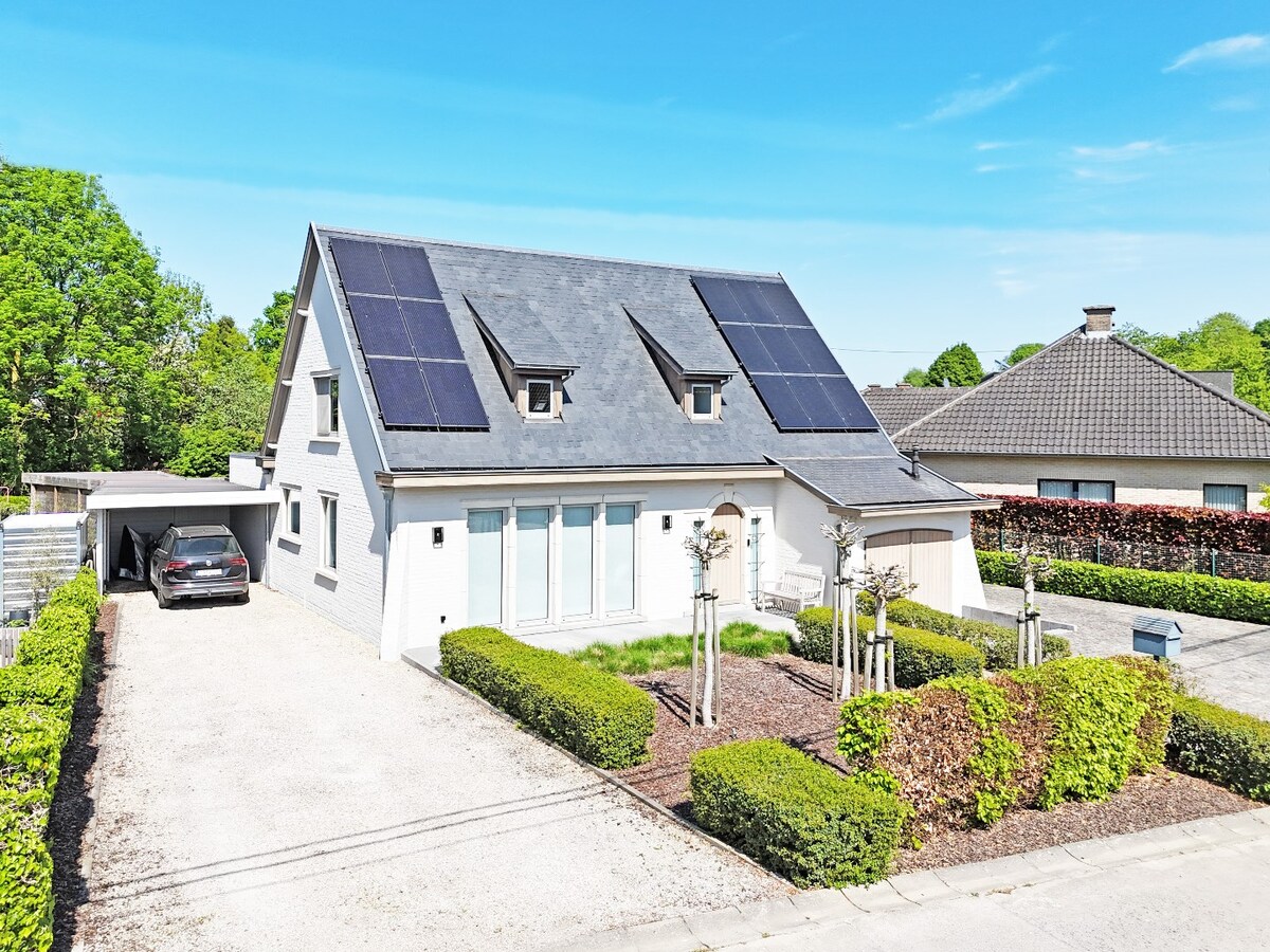 Gerenoveerde villa met zwembad grenzend aan kasteel te Leeuwergem 