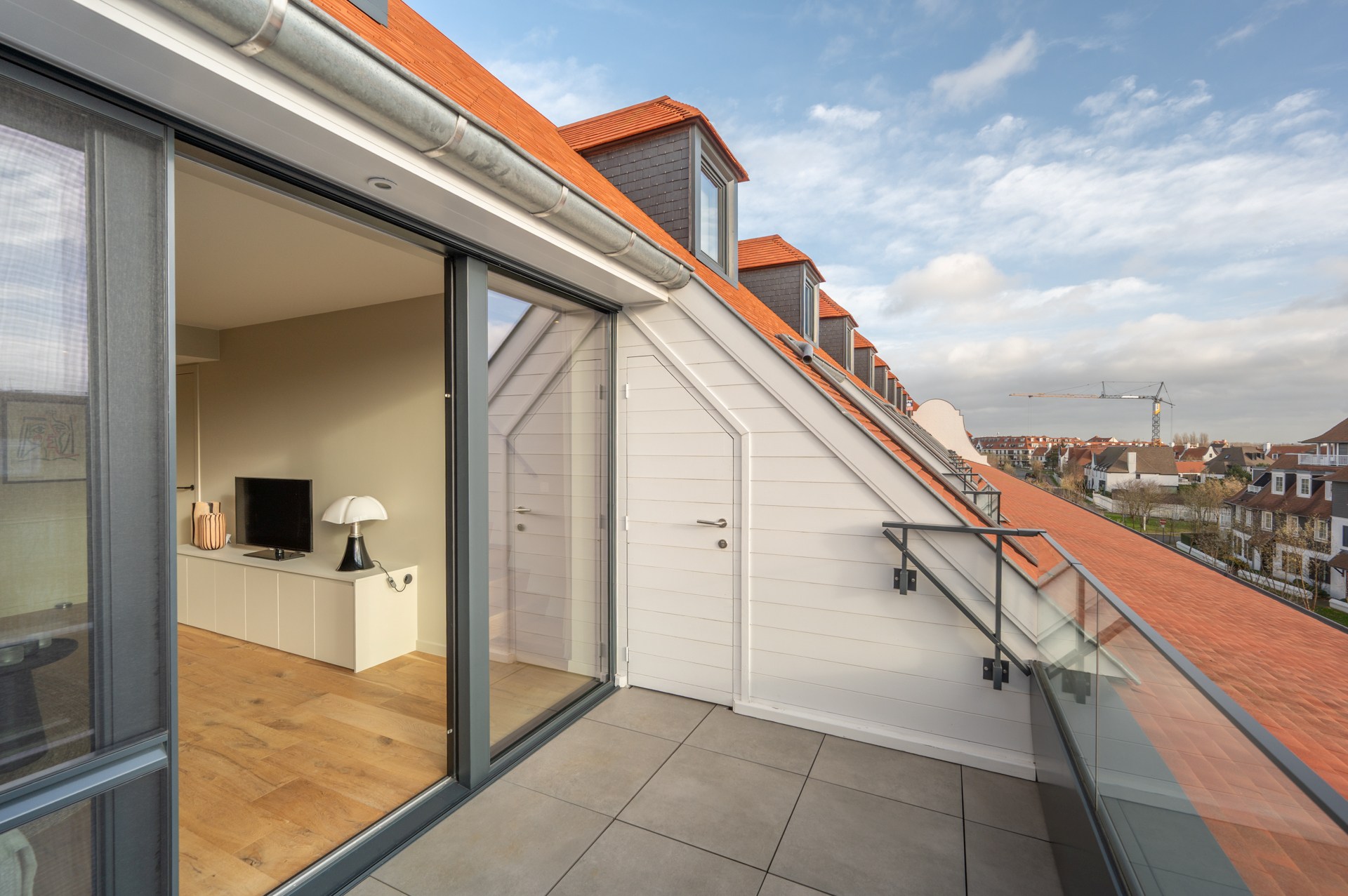Cet appartement en duplex lumineux est situé à Duinenwater, combinant un agencement pratique avec des espaces extérieurs agréables et un emplacement calme au bord de l'eau. 