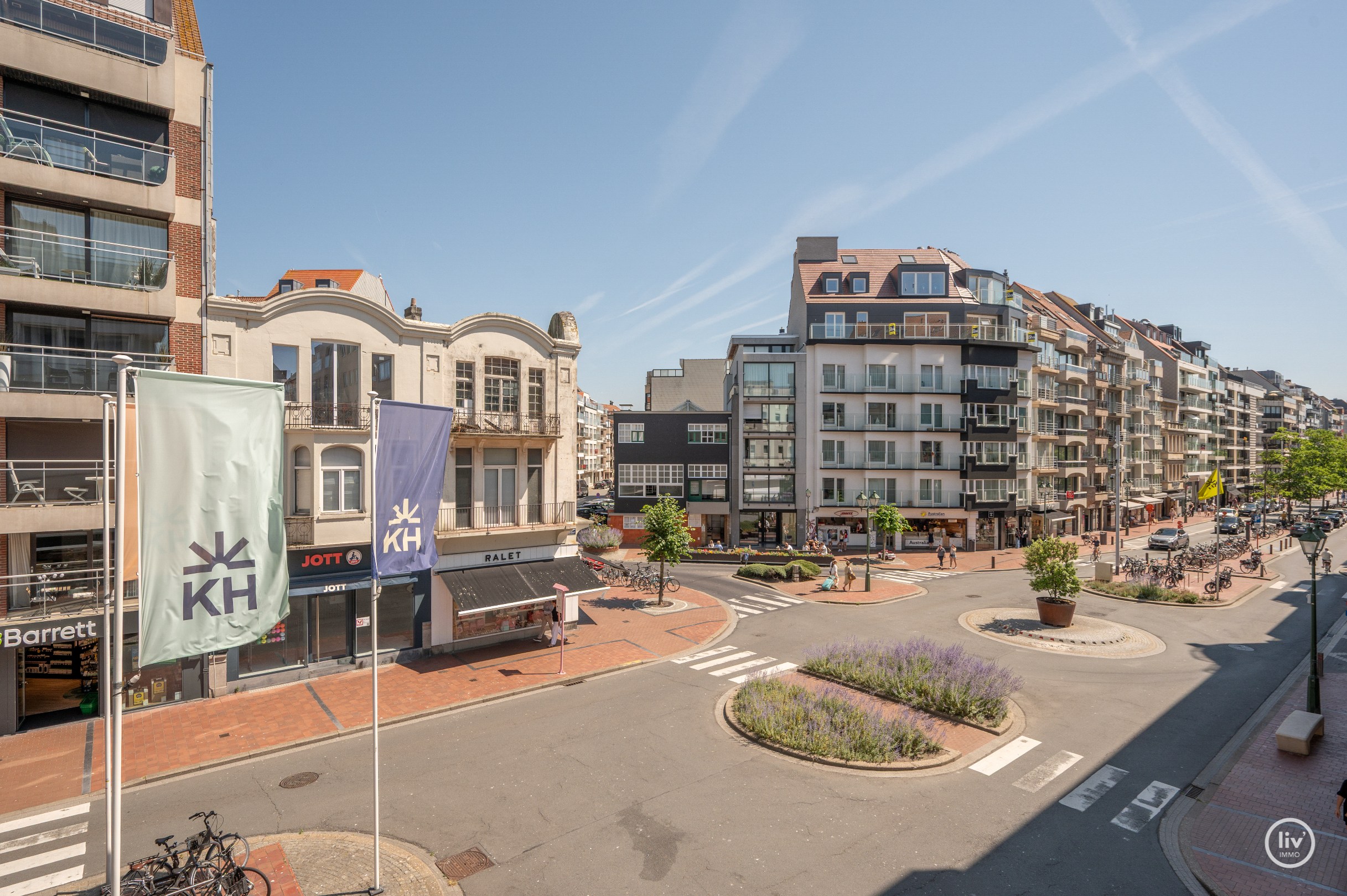 Prachtig, ruim (131 m2) HOEKappartement, volledig gerenoveerd centraal gelegen op de Lippenslaan vlakbij de zeedijk te Knokke. 