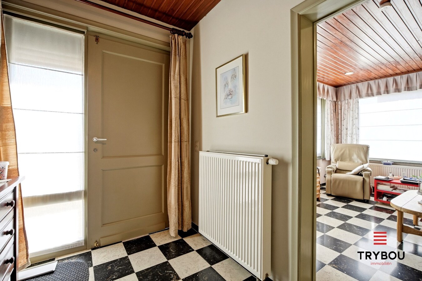 Alleenstaande woning op een ruim perceel met 3 slaapkamers en 2 garages! 